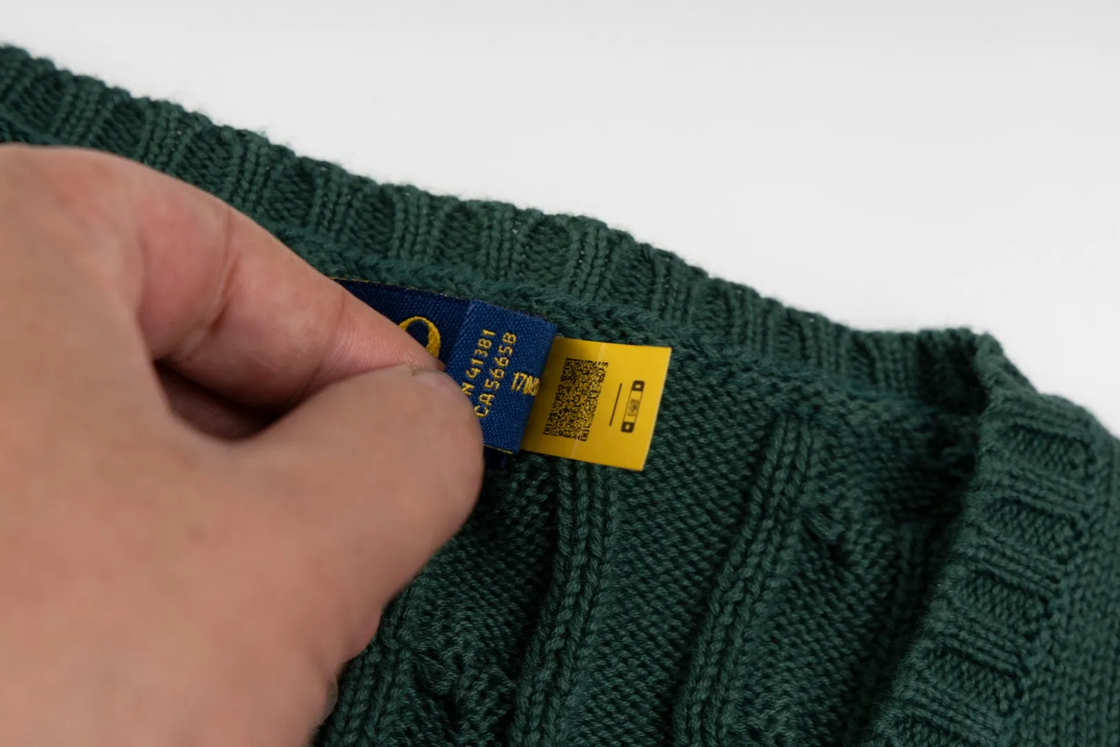 P210 #R90 RALPH LAUREN Thirteen colors of Ralph Lauren classic small label embroidery V-neck pullover cable cardigan sweater women's top, high-density LOGO embroidery on the chest, original customization of tag accessories. Made of pure cotton yarn, pure cotton is skin-friendly and comfortable, small label war horse embroidered twist button V-neck sweater🐎High quality, follow the blogger to learn how to wear it! Let’s buy a Ralph Lauren cable sweater. It’s a super hard-to-find series after it became popular. It’s hard to find one on the official website. It’s simple and practical to wear, with a lazy and loose feel. The thickened fabric has more texture, feels soft and delicate, and has a loose fit. Whether worn alone or layered, you can wear different styles of fashion with just one piece!   Size： Sleeve length: 60/61/62/63